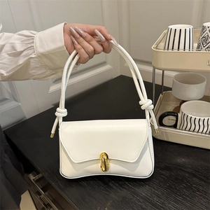 Minimalistische weiße Unterachseltasche aus Kunstleder mit Knotendetail und Goldverschluss