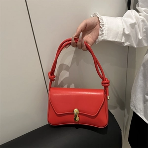 Rote matte Leder-Achseltasche mit Goldschloss und geknoteten Doppelriemen für Damen