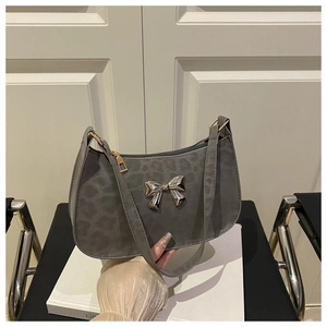 Gros plan du sac hobo léopard gris avec un ornement papillon en métal argenté