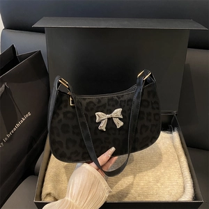 Sac sous le bras à imprimé léopard avec papillon argenté dans un coffret cadeau