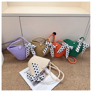 Détails de sacs seaux tissés en cinq couleurs avec fermoirs perles et foulards à pois