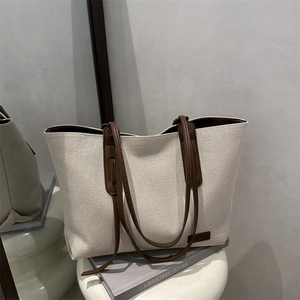 Grande borsa tote in tela color crema con finiture in pelle marrone per il pendolarismo quotidiano
