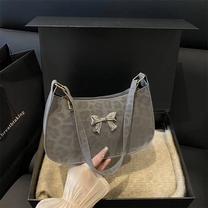 Sac bandoulière gris à imprimé léopard avec nœud en métal et garnitures dorées