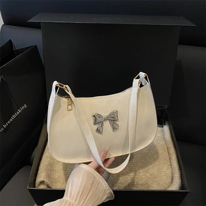 Sac sous le bras blanc en demi-lune avec nœud papillon argenté et fermeture éclair