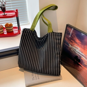 Sac fourre-tout à rayures noir et blanc chic avec poignées vertes en décor intérieur