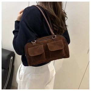 Vue détaillée du sac porté épaule en daim marron foncé avec deux poches à rabat