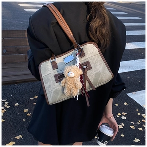 Détail du sac cabas rétro gris-vert en cuir marbré avec des poignées marron