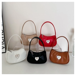 Detailansicht minimalistischer Halbmondtaschen mit Herzschnalle in fünf Farben