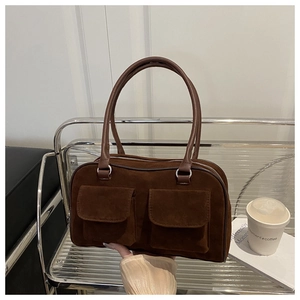 Détail du sac fourre-tout marron vintage en daim avec deux poches et ferrures argentées