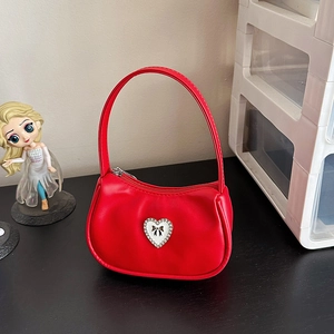 Sac croissant en cuir PU rouge avec cœur en strass et détail de nœud noir