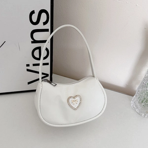 Sac croissant blanc avec cœur en strass et détail de nœud doré élégant