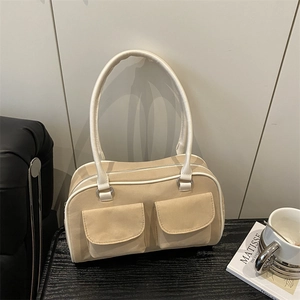 Sac sous le bras beige vintage avec surpiqûres blanches et deux poches avant à rabat