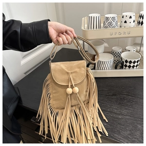 Dettaglio della borsa a tracolla in pelle scamosciata kaki con frange e perline di legno