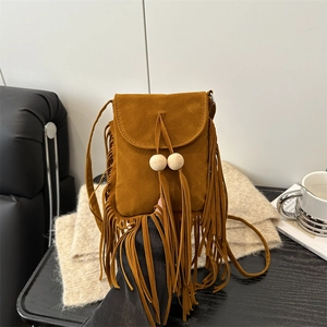 Sac bandoulière bohème marron en daim avec longues franges et perles en bois