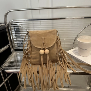 Borsa a tracolla retrò in pelle scamosciata marrone con frange e perline di legno