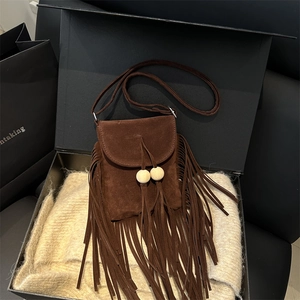 Borsa a tracolla boho in camoscio marrone scuro con lunghe frange e perline in legno
