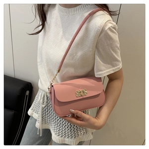 Détail du sac à bandoulière en cuir rose avec fermoir en métal doré et bandoulière