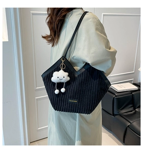 Détail du sac cabas en velours côtelé noir avec col en V et joli pendentif nuage blanc