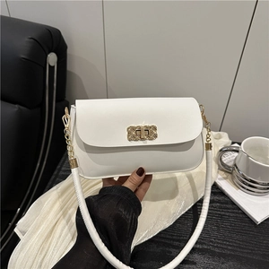 Petit sac carré en cuir blanc minimaliste avec boucle dorée et bandoulière en chaîne