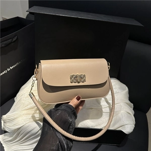 Sac à main carré minimaliste en cuir beige avec boucle dorée sur boîte cadeau noire