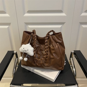 Women's Large Capacity Pleated Tote Bag Urban Simple PU Leather Shoulder Bag With Woven Handle And Cloud Pendant Commuter Bag