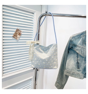Détail du sac cabas en toile à fleurs avec motif marguerite et nœud en dentelle