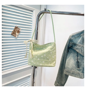 Gros plan détaillé d'un sac cabas en toile fleurie avec nœud en dentelle blanche