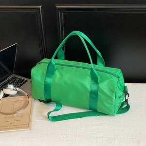 Borsa da palestra cilindrica in nylon verde brillante con tracolla e manici superiori