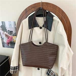 Borsa tote in pelle intrecciata marrone scuro con motivo a V e tracolla lunga