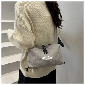 Sac bandoulière gris en nylon avec sangle en corde et design urbain minimaliste