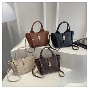 Sacs cabas en cuir motif litchi en quatre couleurs avec fermoirs tournants dorés