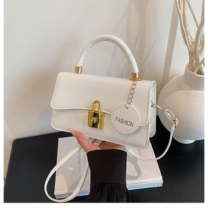 Nahaufnahme der weißen PU-Leder Umhängetasche mit goldenem Schloss und Mode-Anhänger