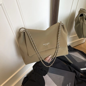 Sac bandoulière minimaliste en cuir kaki avec chaîne et logo pour les déplacements quotidiens