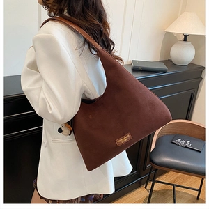 Vue détaillée du grand sac cabas en suédine marron avec étiquette et charme peluche
