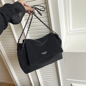 Grand sac cabas noir minimaliste avec bandoulière chaîne et logo de mode blanc