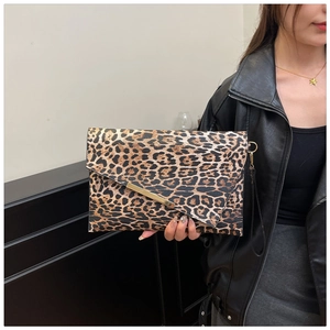 Elegante pochette leopardata con bordo in metallo dorato e cinturino da polso