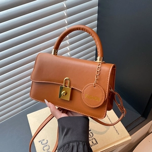 Retro karamellbraune Umhängetasche mit goldenem Drehverschluss und FASHION-Tag