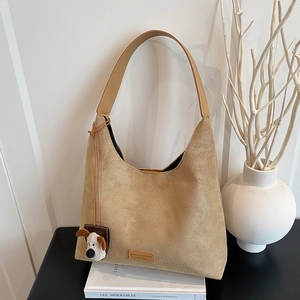 Grand Sac à Épaule Hobo pour Femme en Cuir PU Texture Daim Sac Fourre-tout Mode Banlieue Avec Pendentif Chien en Peluche