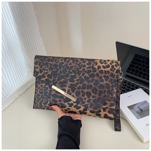 Elegante borsa a busta leopardata con inserto in metallo dorato e cinturino da polso
