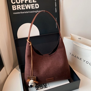 Sac hobo en daim marron avec breloque chiot dans un coffret cadeau haut de gamme