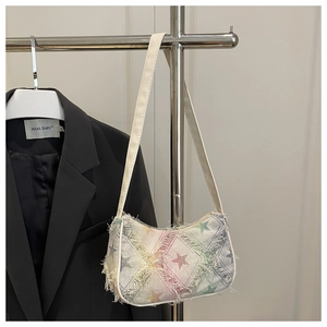 Détail du motif d'étoiles colorées en tissu tissé avec des bords effilochés stylés