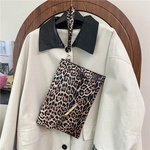 Elegante borsa a busta leopardata con finiture dorate e cinturino da polso abbinato
