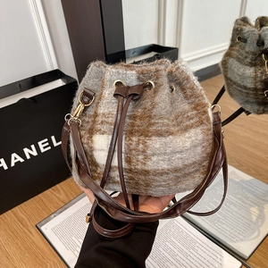 Bolso cubo chic a cuadros con correa de cuero marrón y detalles metálicos dorados