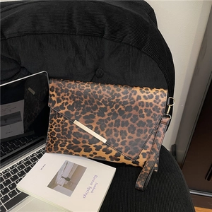 Elegante pochette leopardata con dettagli dorati e cinturino da polso coordinato