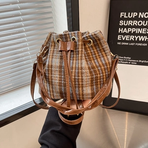 Bolso tipo cubo de cuadros clásicos con correa de cuero marrón y herrajes vintage