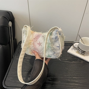 Sac bandoulière en denim dégradé arc-en-ciel avec étoiles et bords effilochés
