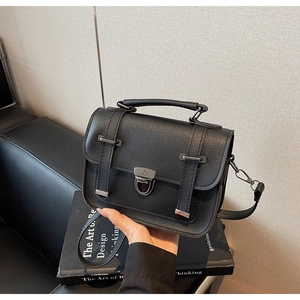 Détails du sac à bandoulière vintage en cuir noir mat avec boucle en métal rétro