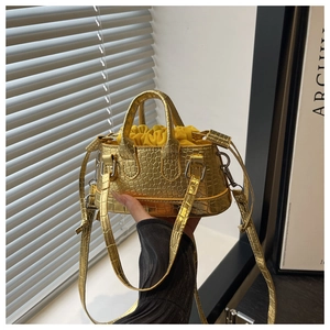 Détail du mini sac à main doré motif crocodile avec pochette jaune à cordon
