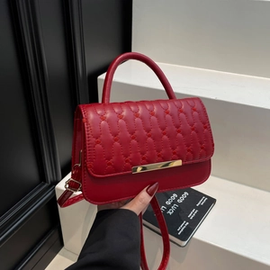 Elegante bolso de hombro acolchado rojo con hebilla de metal dorado y asa superior