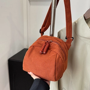 Borsa a conchiglia in velluto a coste arancione con strisce larghe e tracolla regolabile